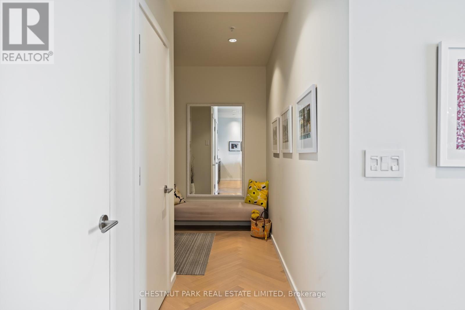 Photo 5 of 5707 180 University Avenue, Toronto ON