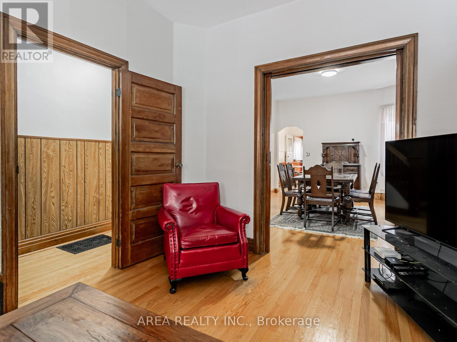 Photo 4 of 50 Mackenzie Crescent, Toronto ON