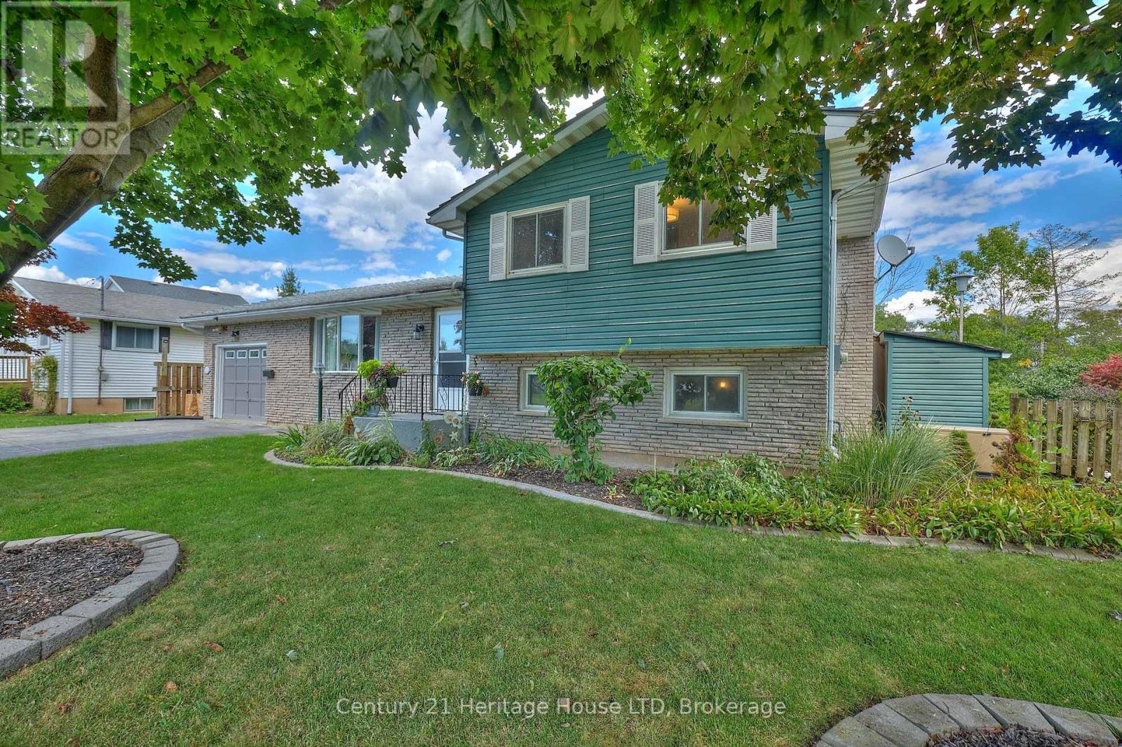 Photo 2 of 15 Malkin Avenue, Fort Erie ON