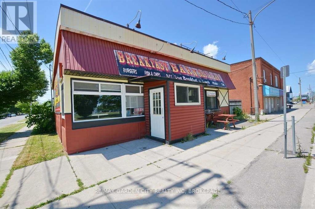 Photo 1 of 529 King Street, Welland ON
