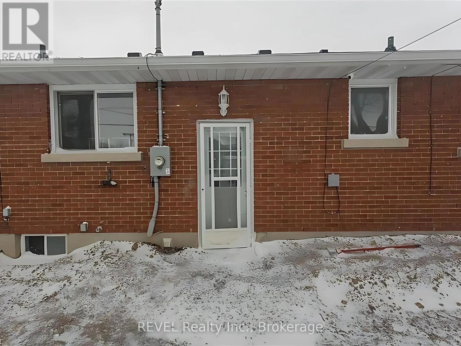 Photo 2 of 12 Glendale Drive, Welland ON