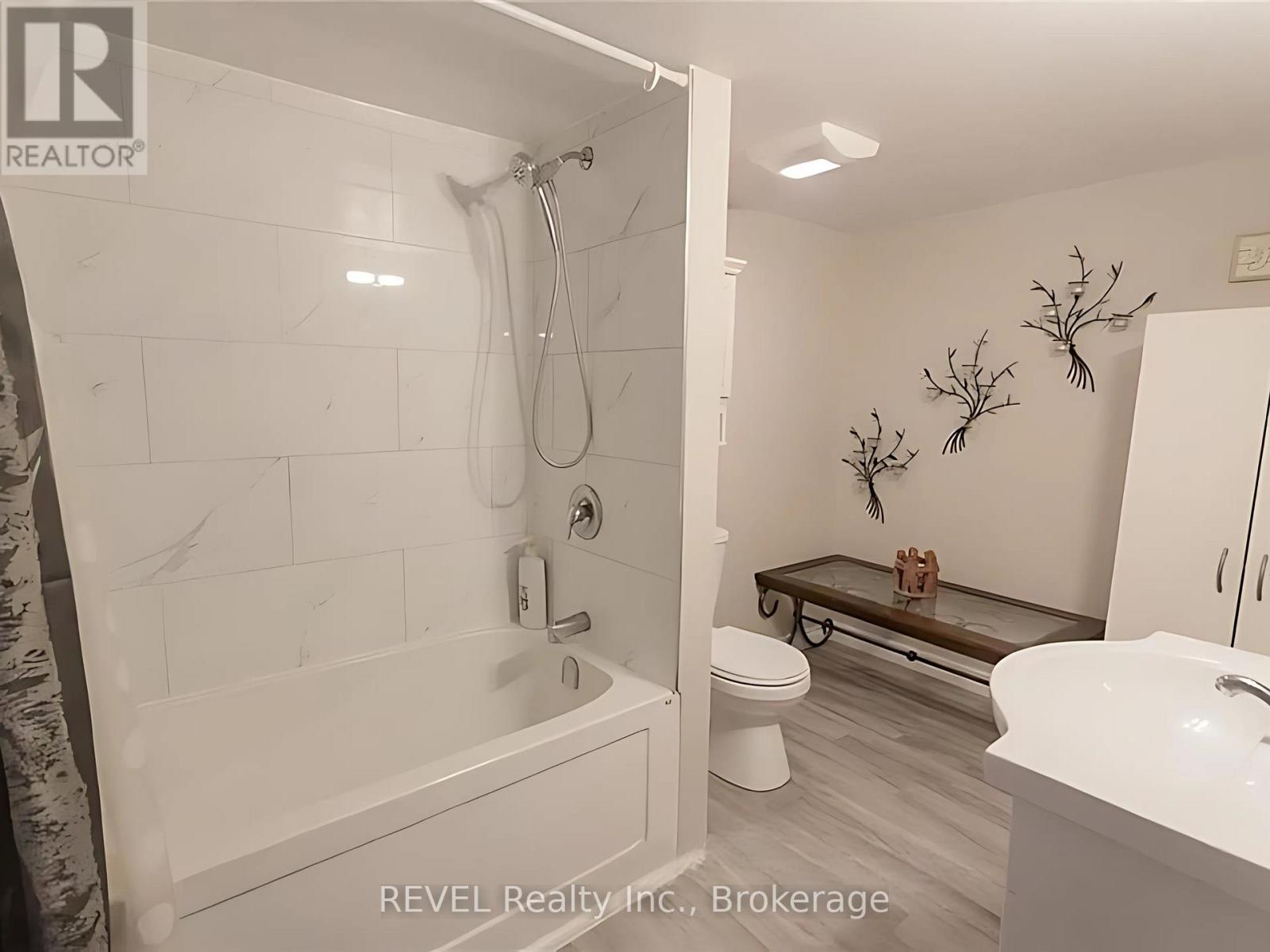 Photo 9 of 12 Glendale Drive, Welland ON