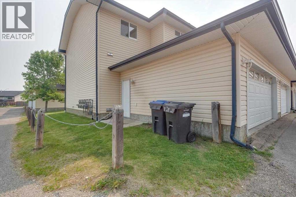 Photo 5 of 9 2 Hinshaw Drive, Sylvan Lake AB