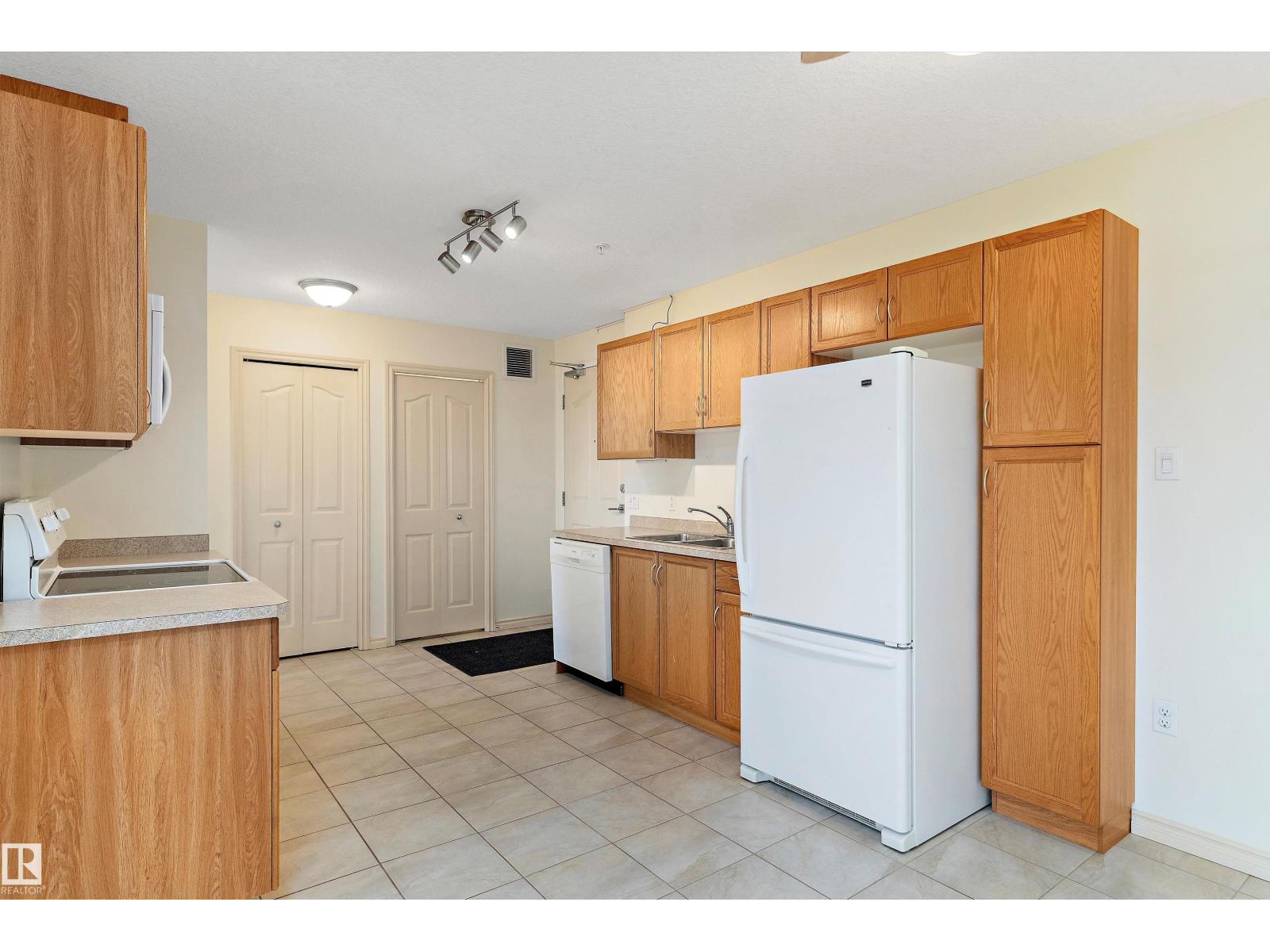 Photo 11 of 303 10710 116 St Nw, Edmonton AB
