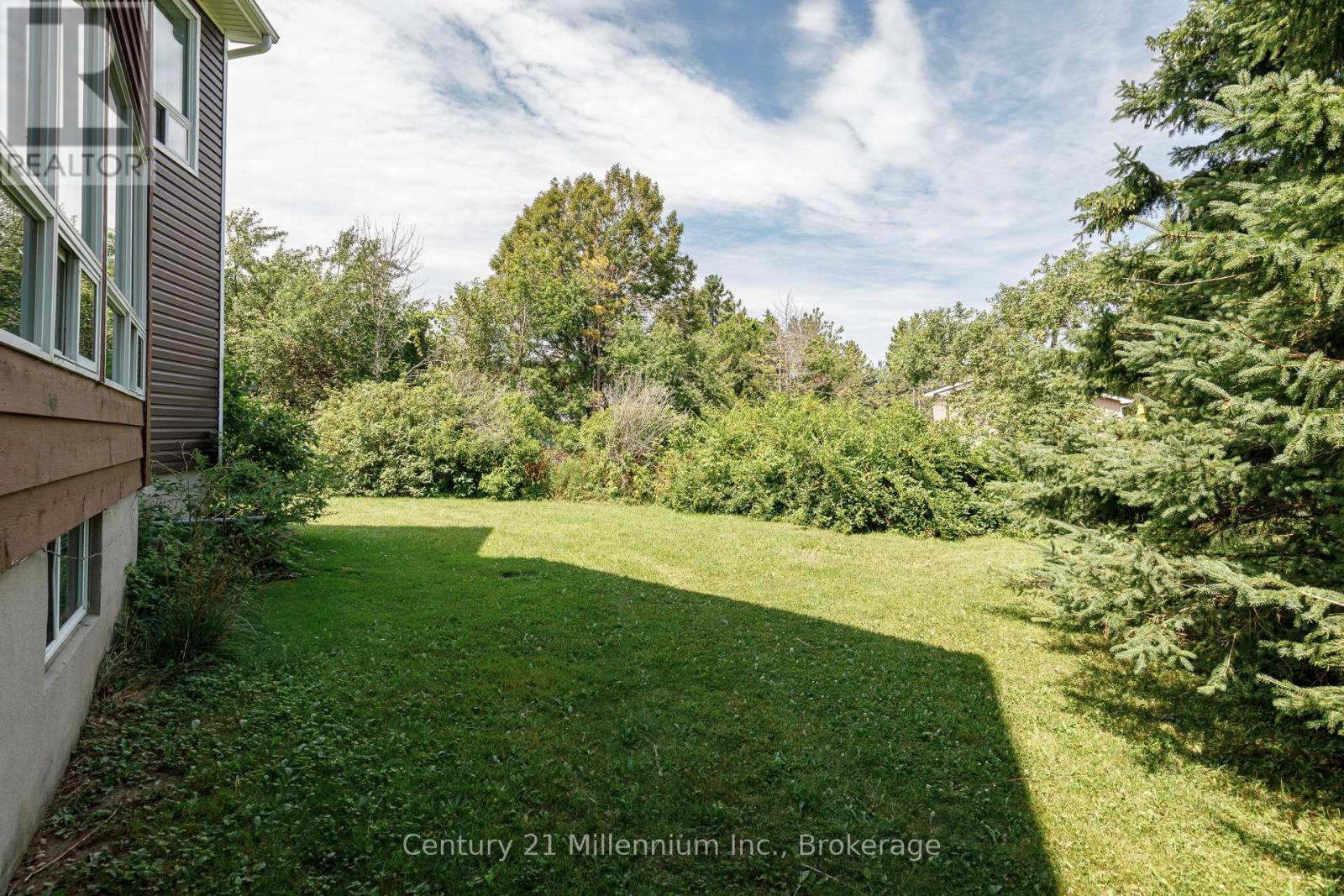 Photo 3 of 127 Scandia Lane, Blue Mountains ON