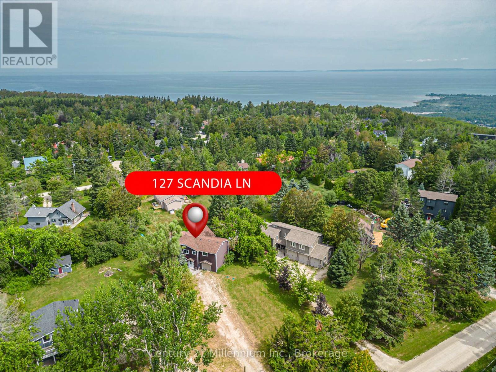 Photo 4 of 127 Scandia Lane, Blue Mountains ON