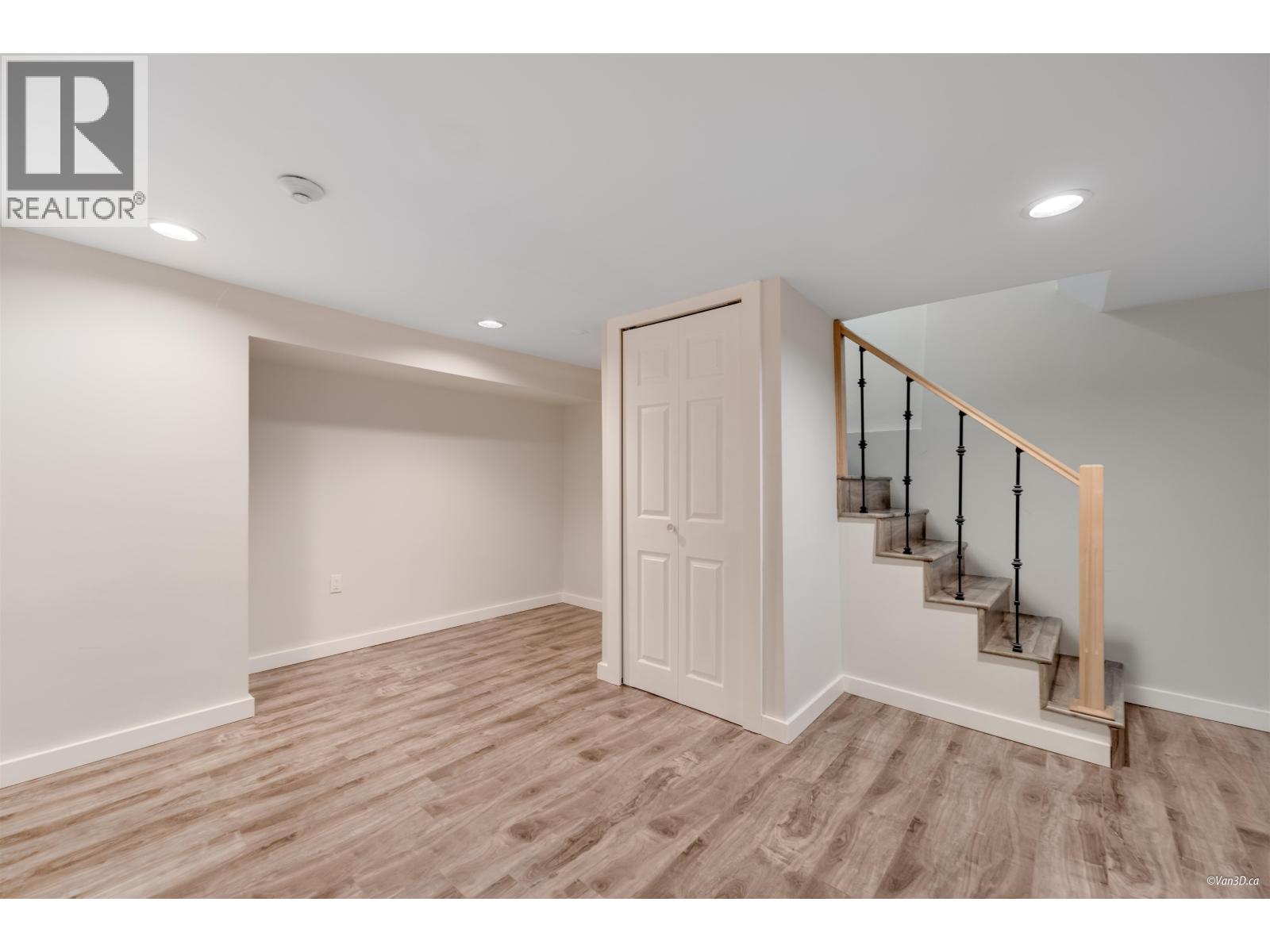 271 MONTROYAL BOULEVARD, North Vancouver