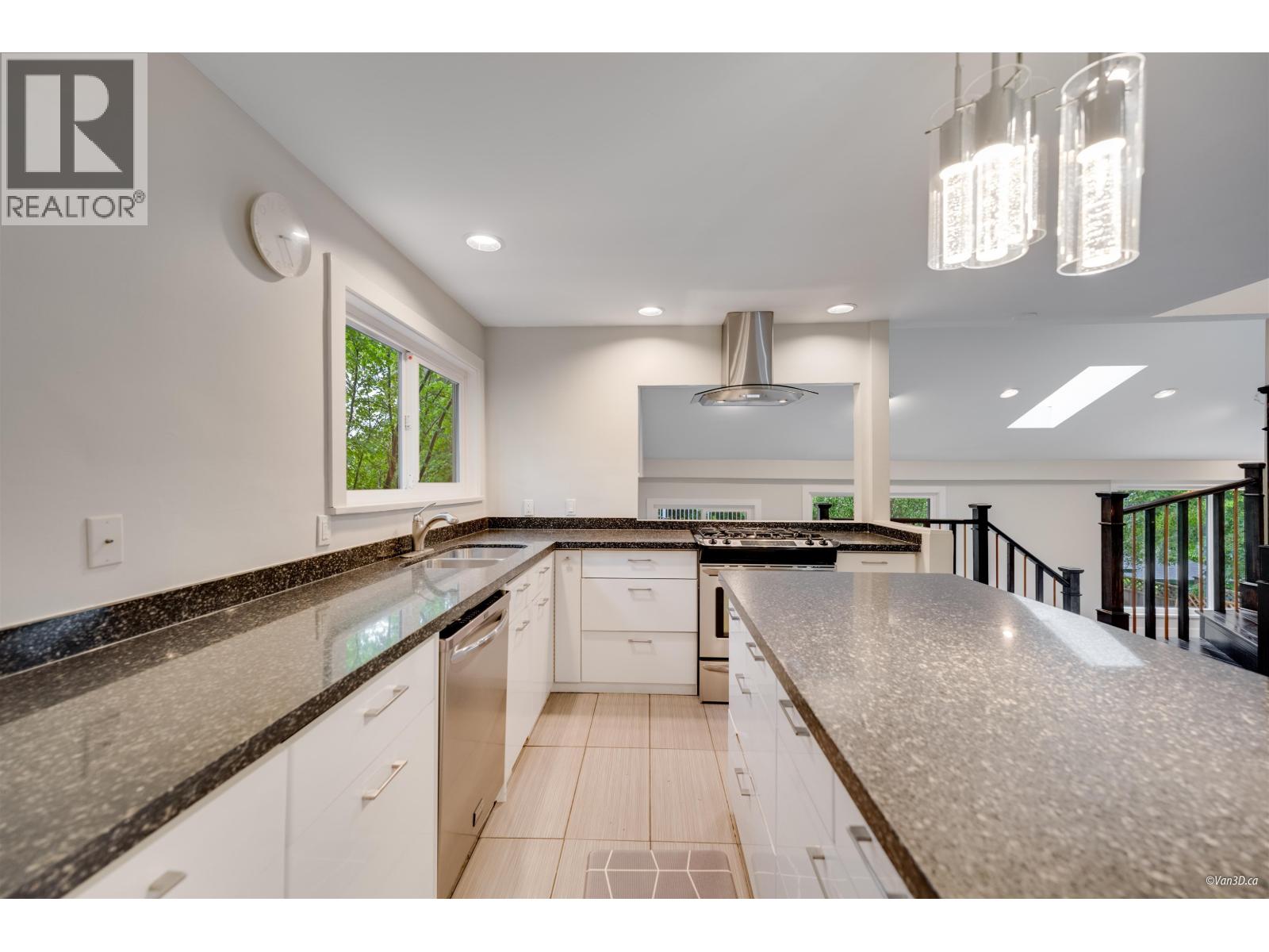271 MONTROYAL BOULEVARD, North Vancouver