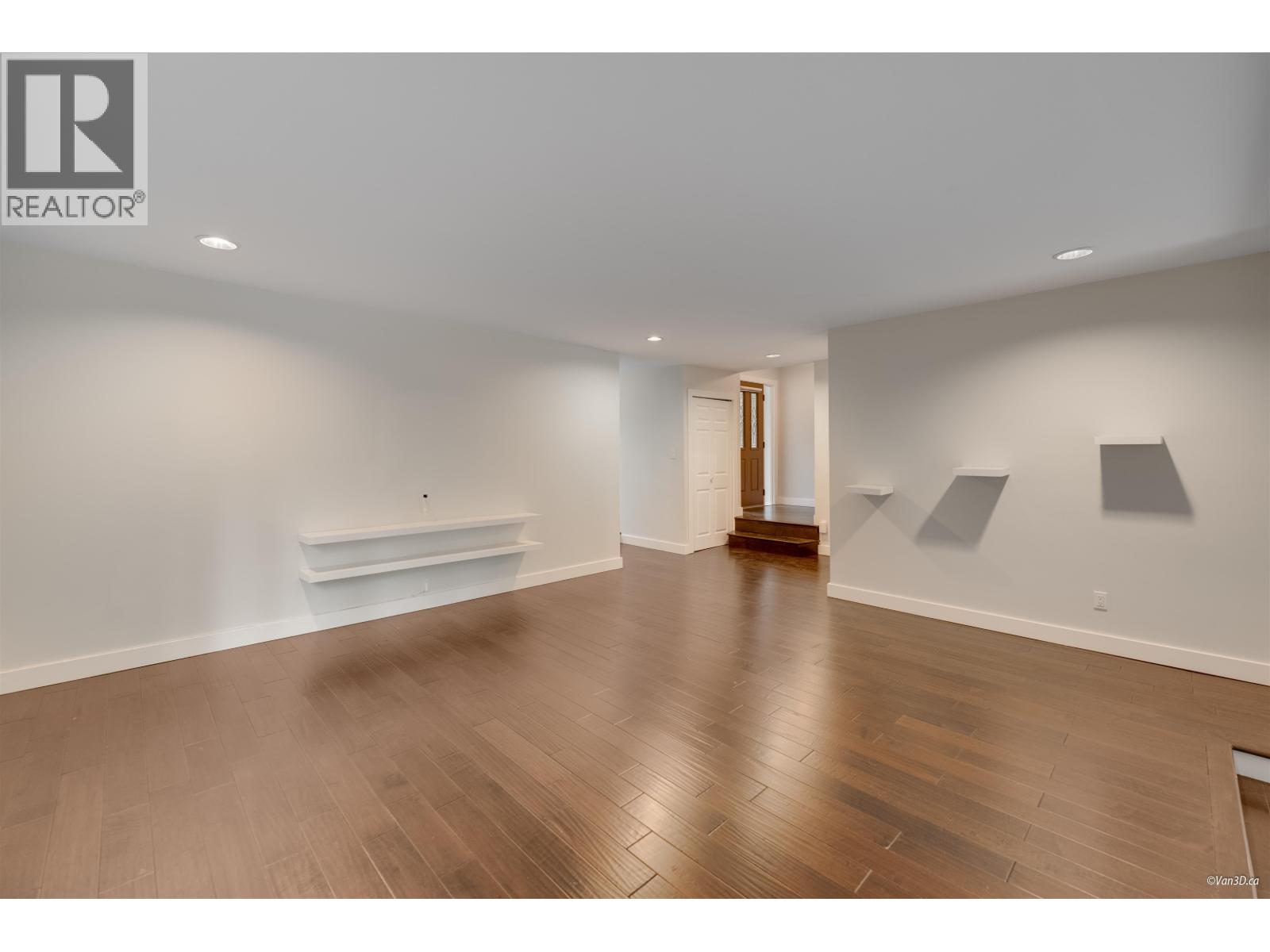 271 MONTROYAL BOULEVARD, North Vancouver