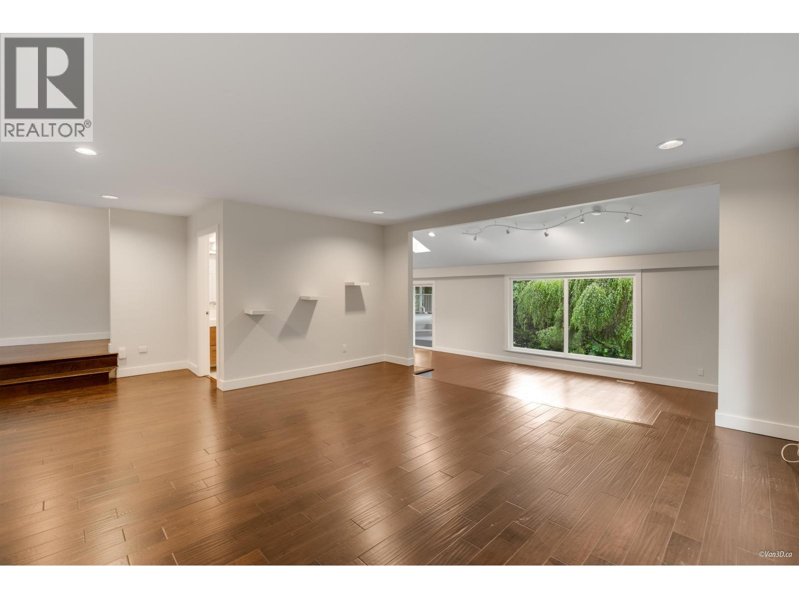 271 MONTROYAL BOULEVARD, North Vancouver