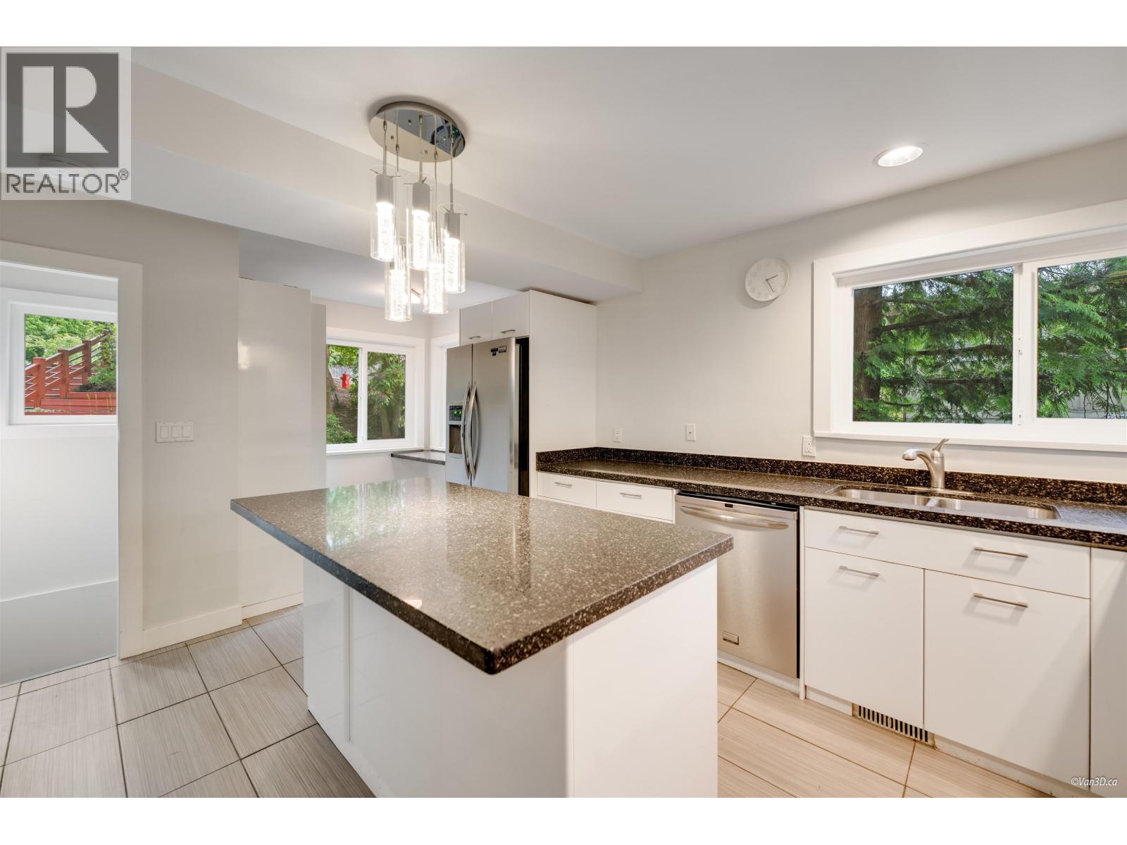 271 MONTROYAL BOULEVARD, North Vancouver