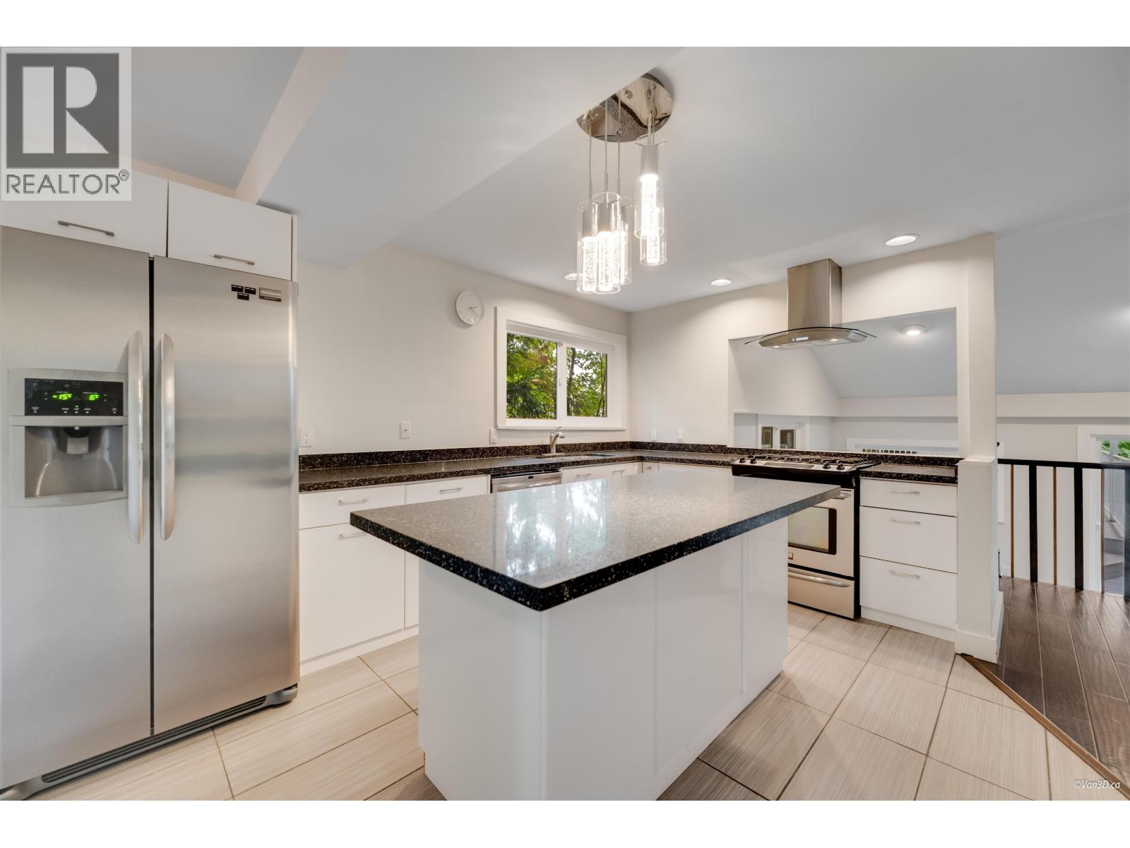 271 MONTROYAL BOULEVARD, North Vancouver