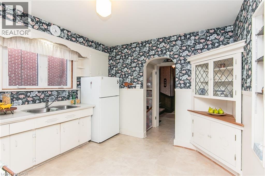 Photo 18 of 260 Cameron Street N, Kitchener ON