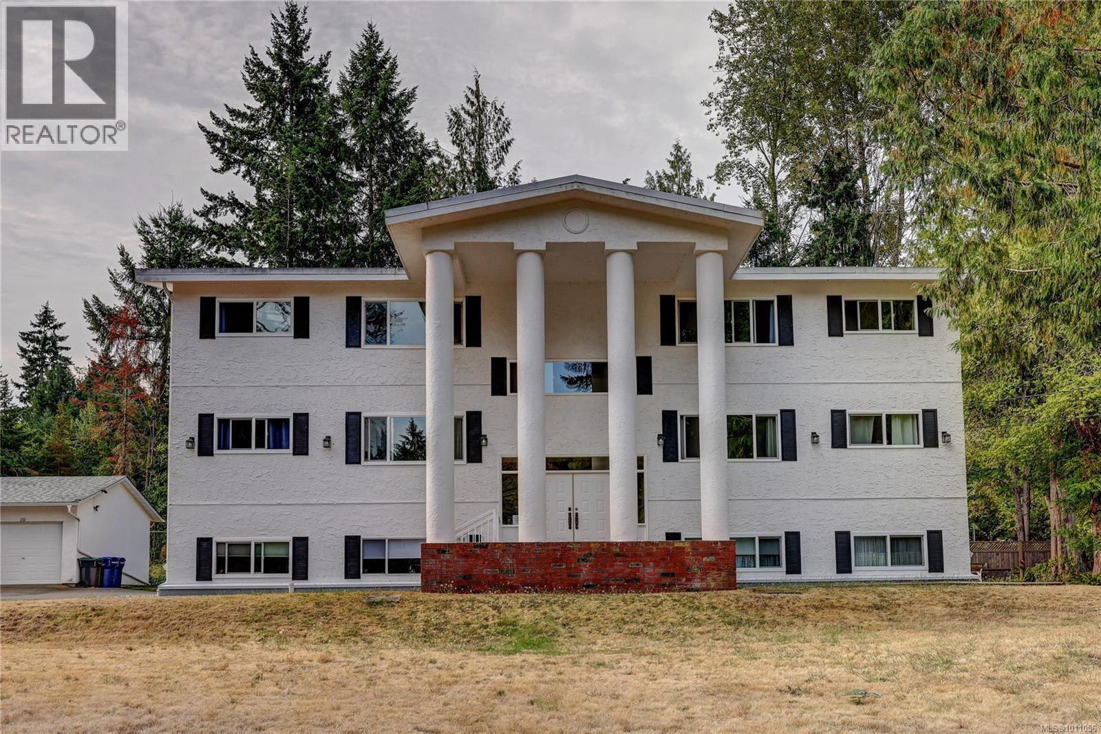 Photo 1 of 6 322 Village Way, Qualicum Beach BC