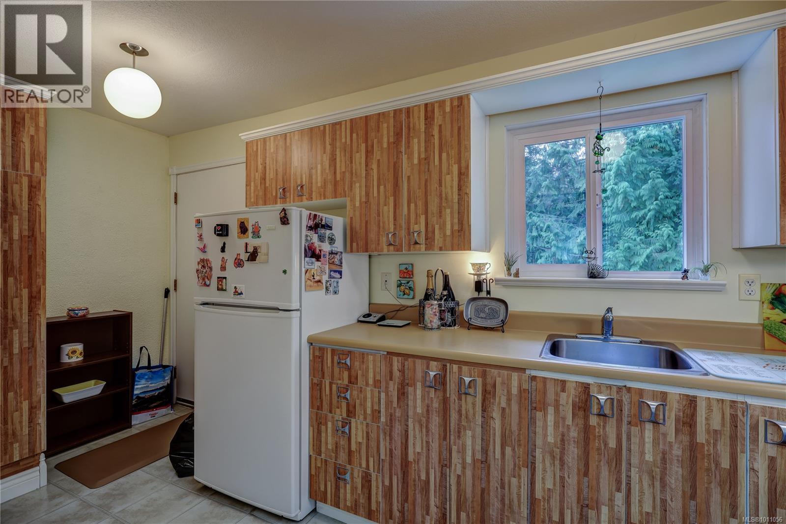 Photo 15 of 6 322 Village Way, Qualicum Beach BC