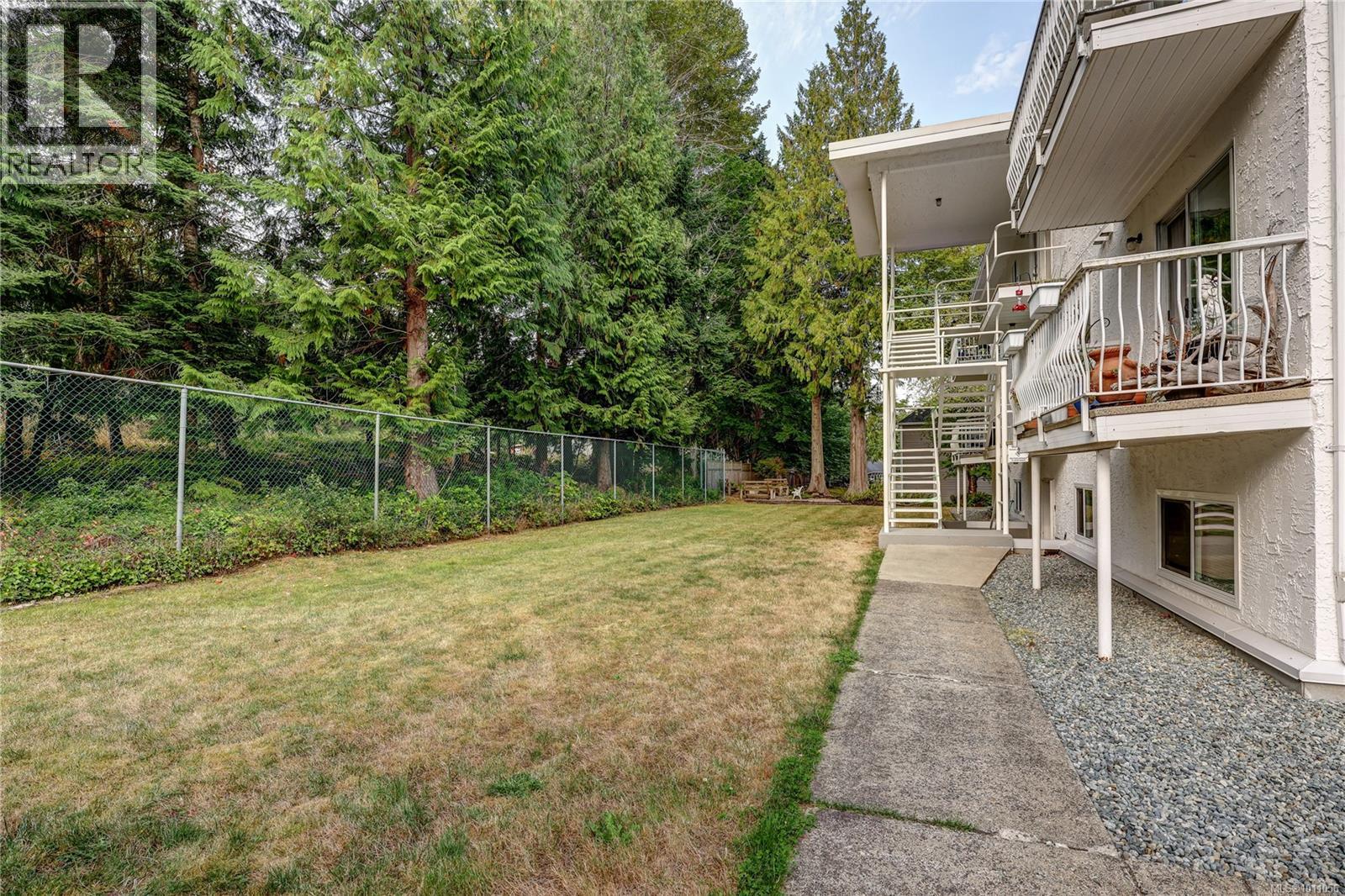 Photo 32 of 6 322 Village Way, Qualicum Beach BC