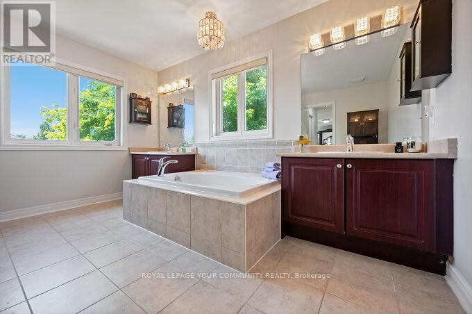 Photo 30 of 40 Barberry Crescent, Richmond Hill ON