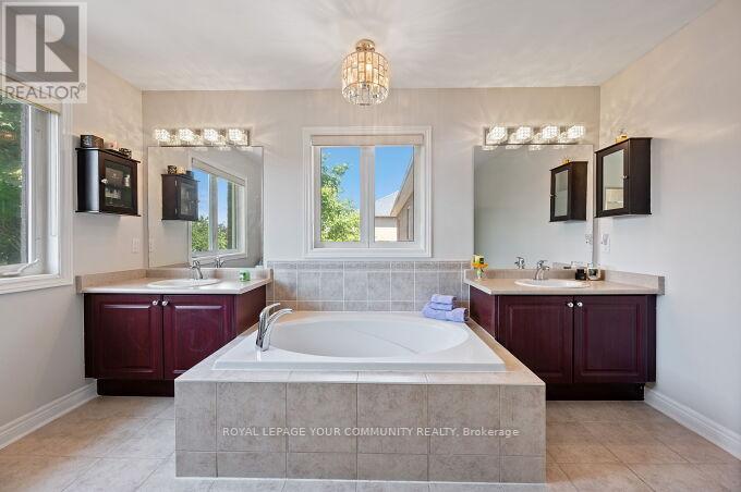 Photo 32 of 40 Barberry Crescent, Richmond Hill ON