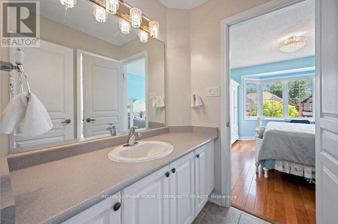 Photo 34 of 40 Barberry Crescent, Richmond Hill ON
