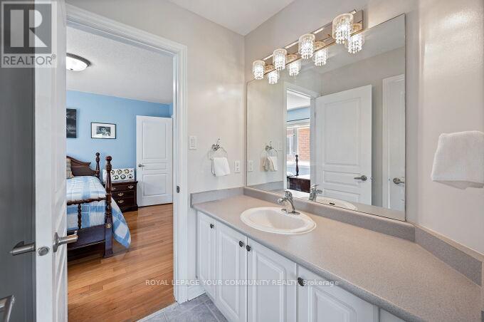 Photo 35 of 40 Barberry Crescent, Richmond Hill ON