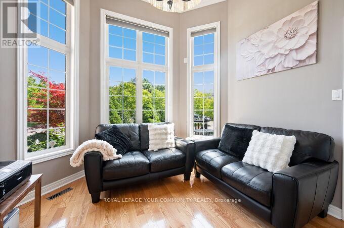 Photo 8 of 40 Barberry Crescent, Richmond Hill ON
