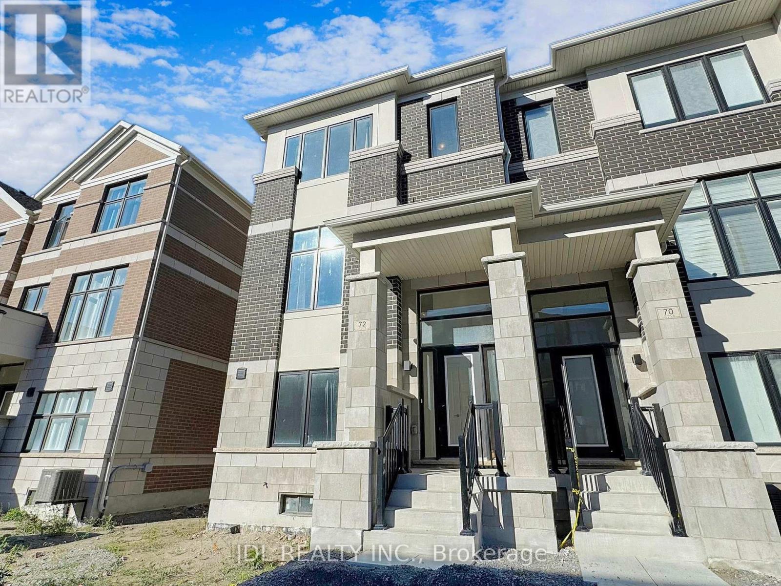 Photo 3 of 72 Millman Lane, Richmond Hill ON