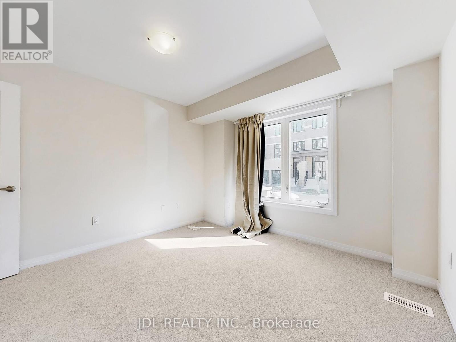 Photo 38 of 72 Millman Lane, Richmond Hill ON