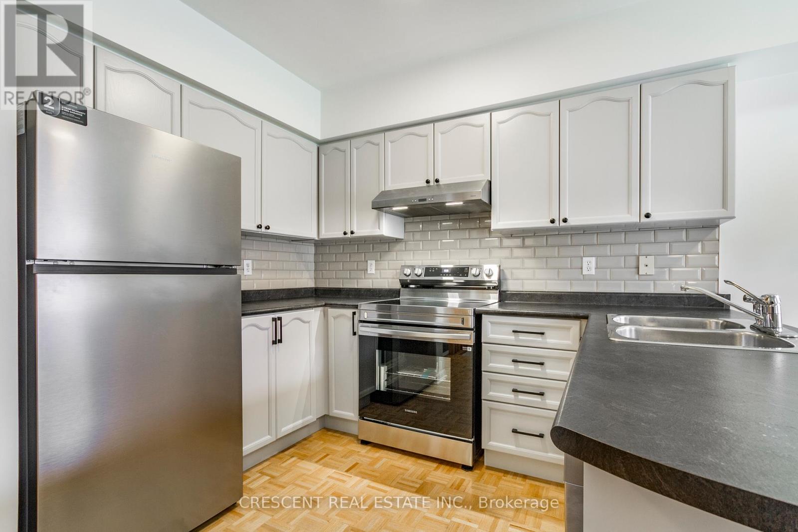 Photo 10 of 5971 Stonebriar Crescent, Mississauga ON