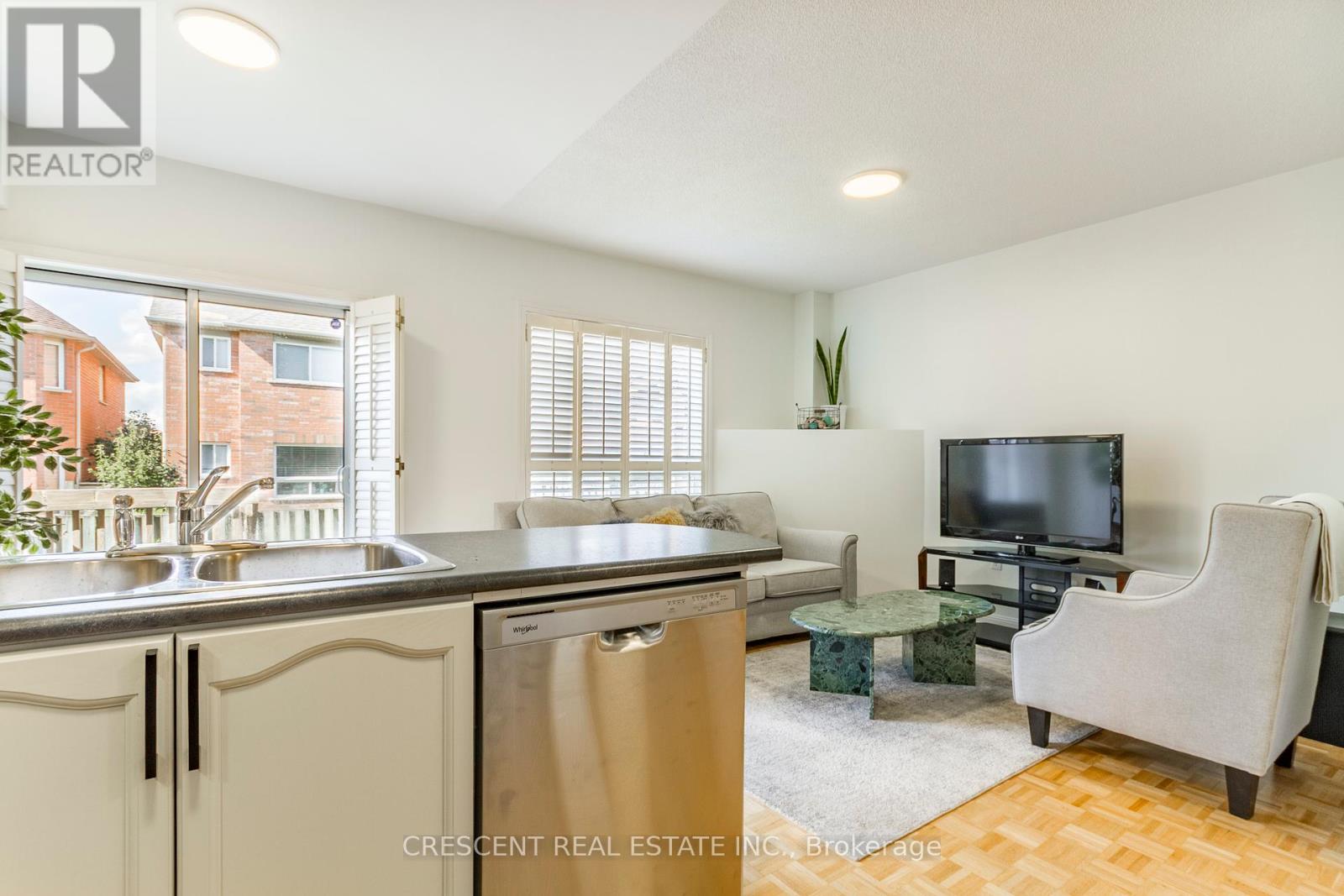Photo 11 of 5971 Stonebriar Crescent, Mississauga ON