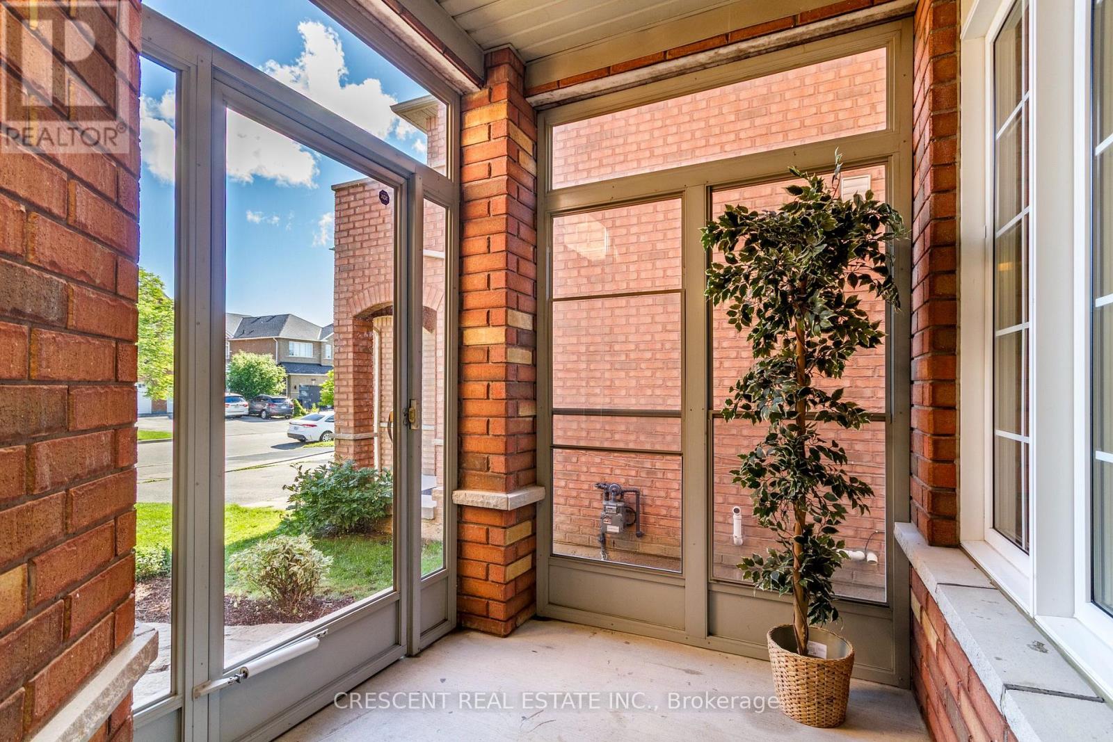 Photo 4 of 5971 Stonebriar Crescent, Mississauga ON