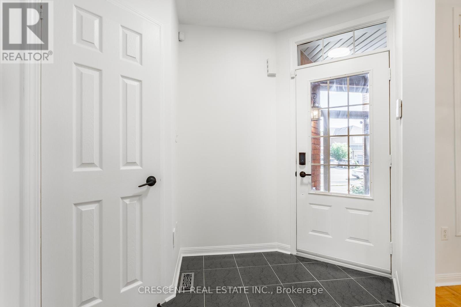 Photo 5 of 5971 Stonebriar Crescent, Mississauga ON
