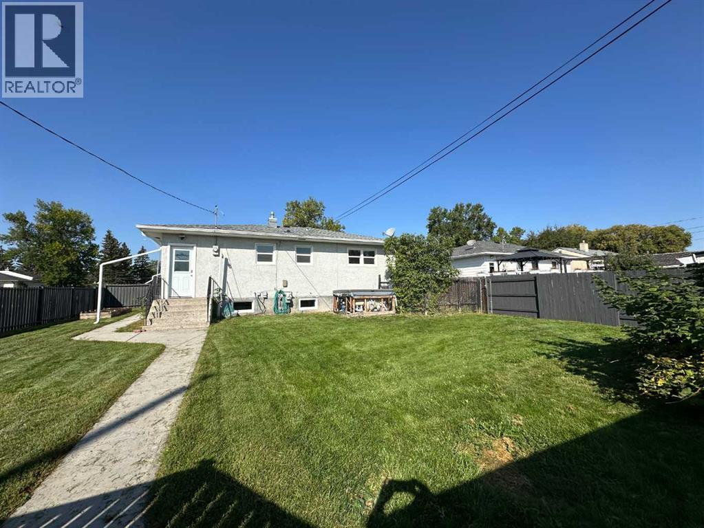 Photo 3 of 5401 58 Street, Ponoka AB