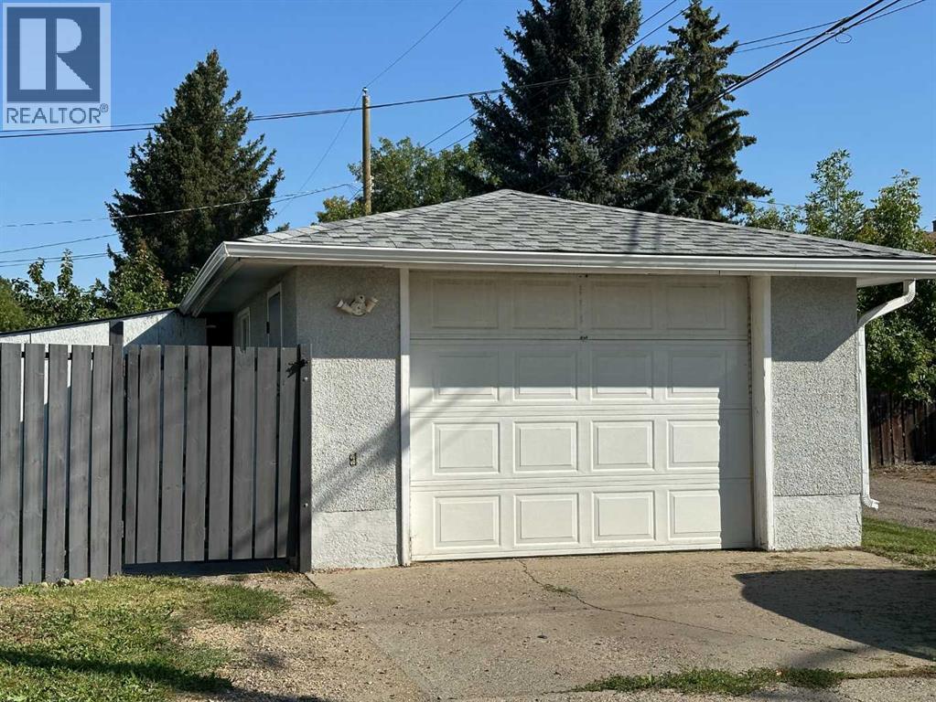Photo 4 of 5401 58 Street, Ponoka AB