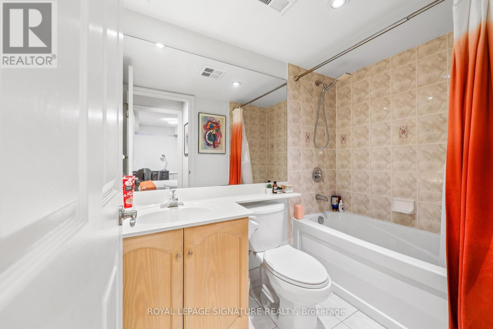 Photo 13 of 343 250 Wellington Street W, Toronto ON