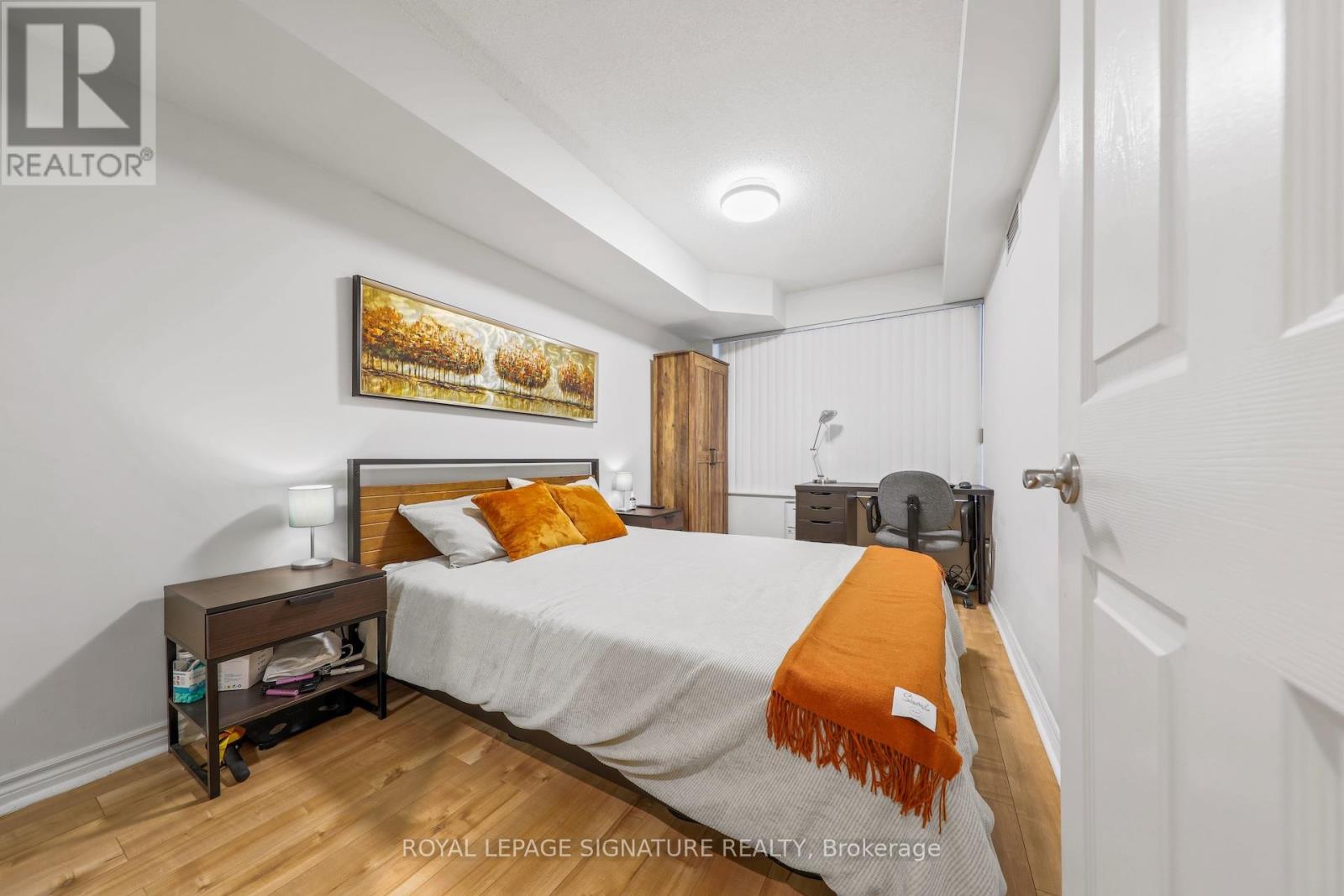Photo 15 of 343 250 Wellington Street W, Toronto ON