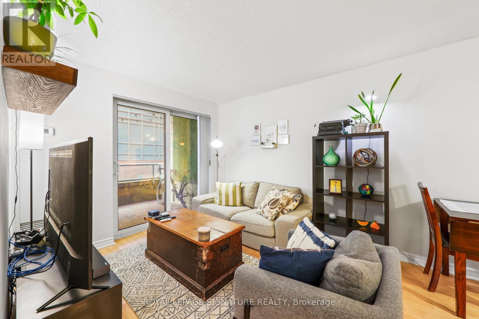 Photo 11 of 343 250 Wellington Street W, Toronto ON