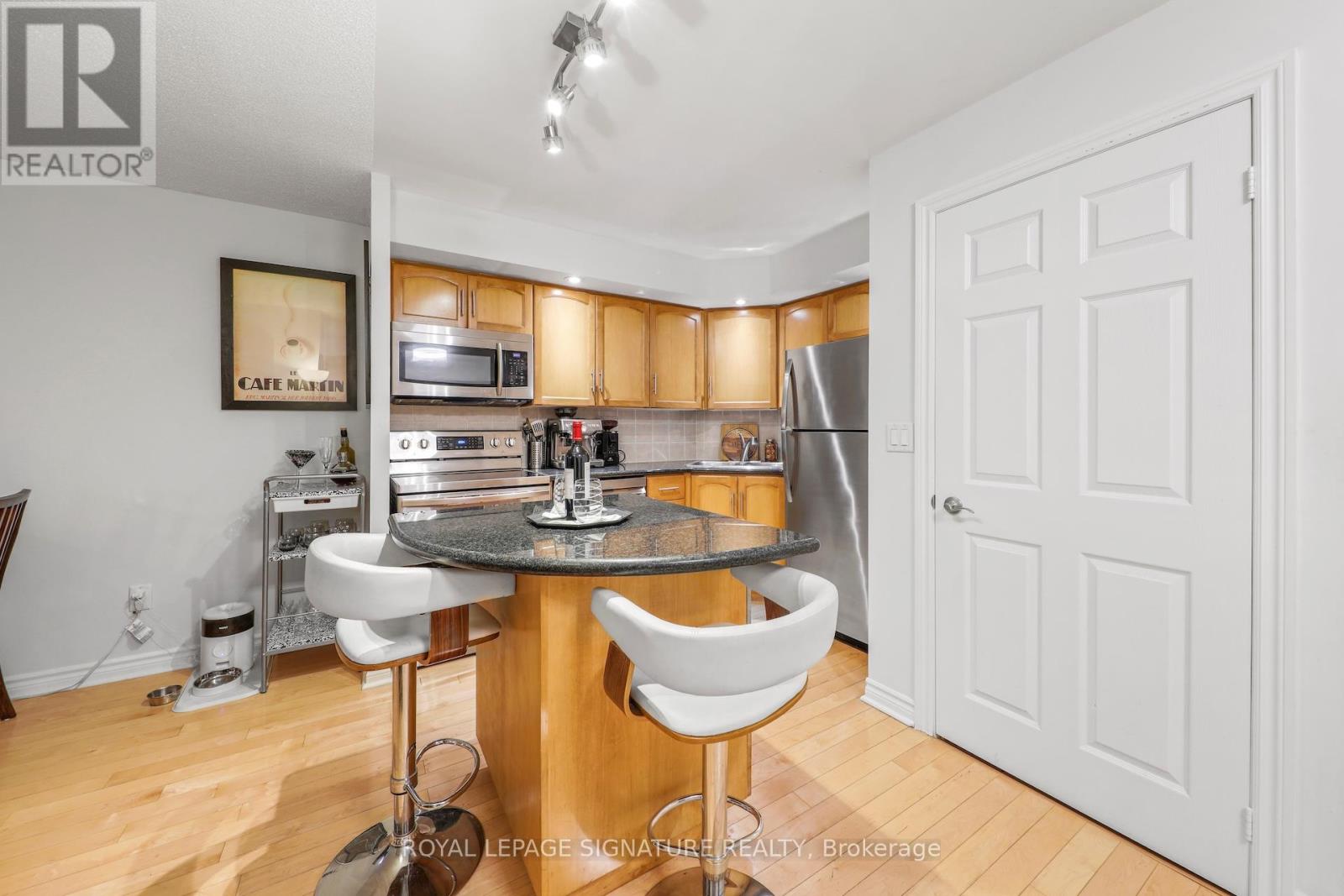 Photo 7 of 343 250 Wellington Street W, Toronto ON