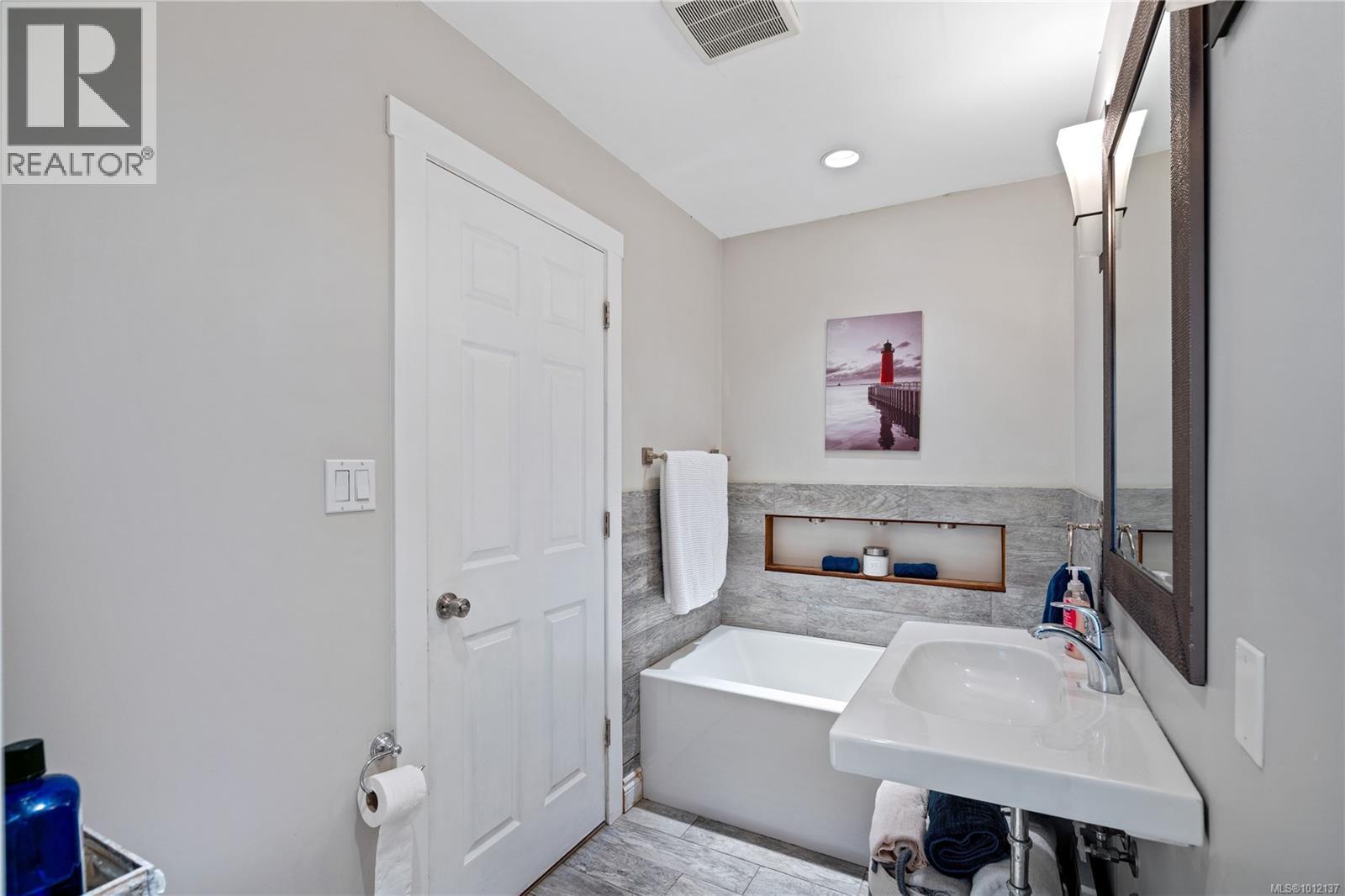 2545 Florence Lake Rd, Langford