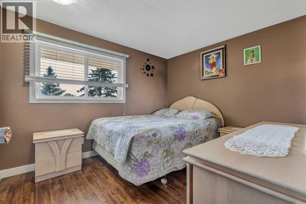 Single Family House for Sale in  Pinelore Place NE Pineridge Calgary 