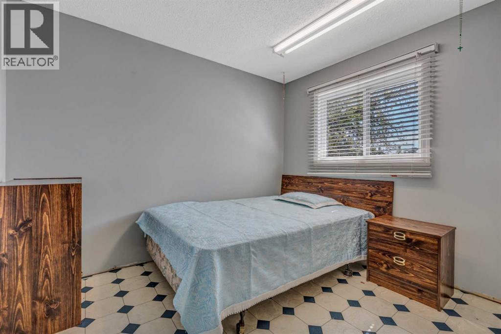 Single Family House for Sale in  Pinelore Place NE Pineridge Calgary 