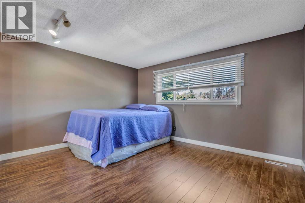 Single Family House for Sale in  Pinelore Place NE Pineridge Calgary 