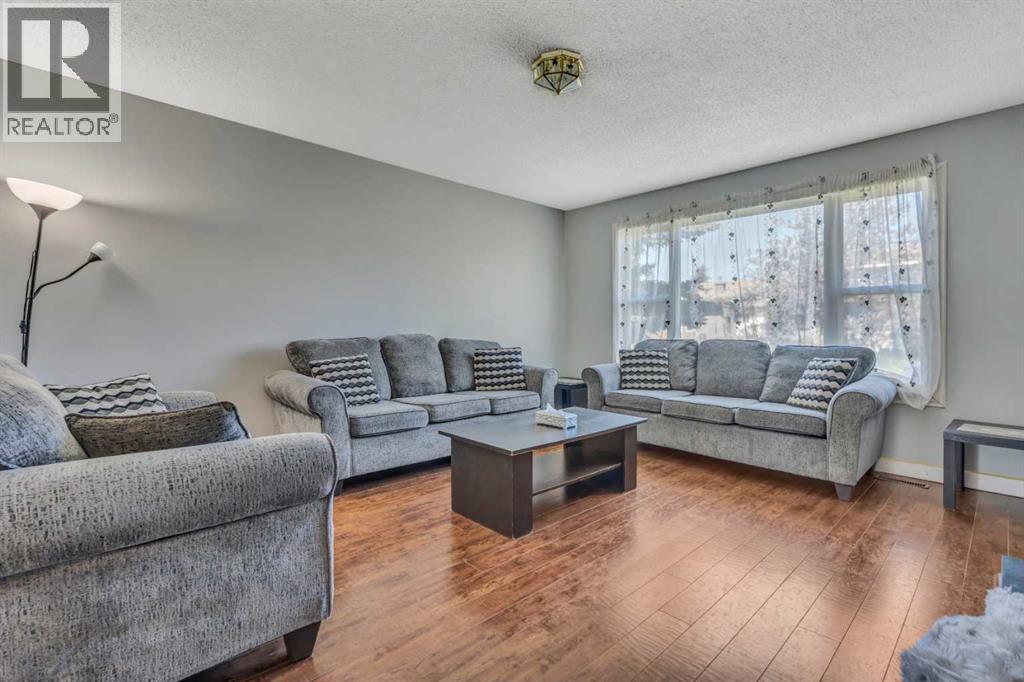 Single Family House for Sale in  Pinelore Place NE Pineridge Calgary 