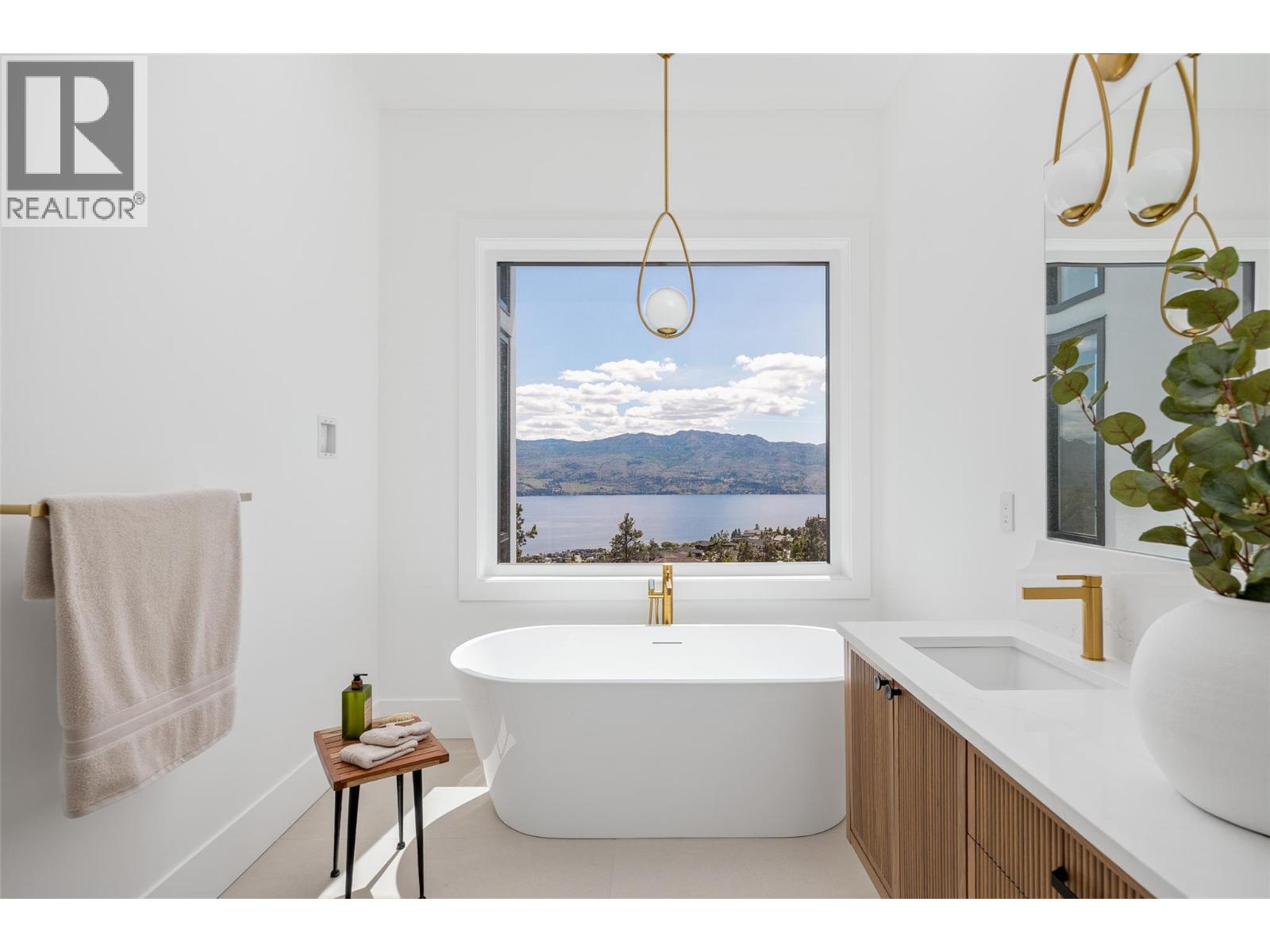  1435 Vineyard Drive, West Kelowna