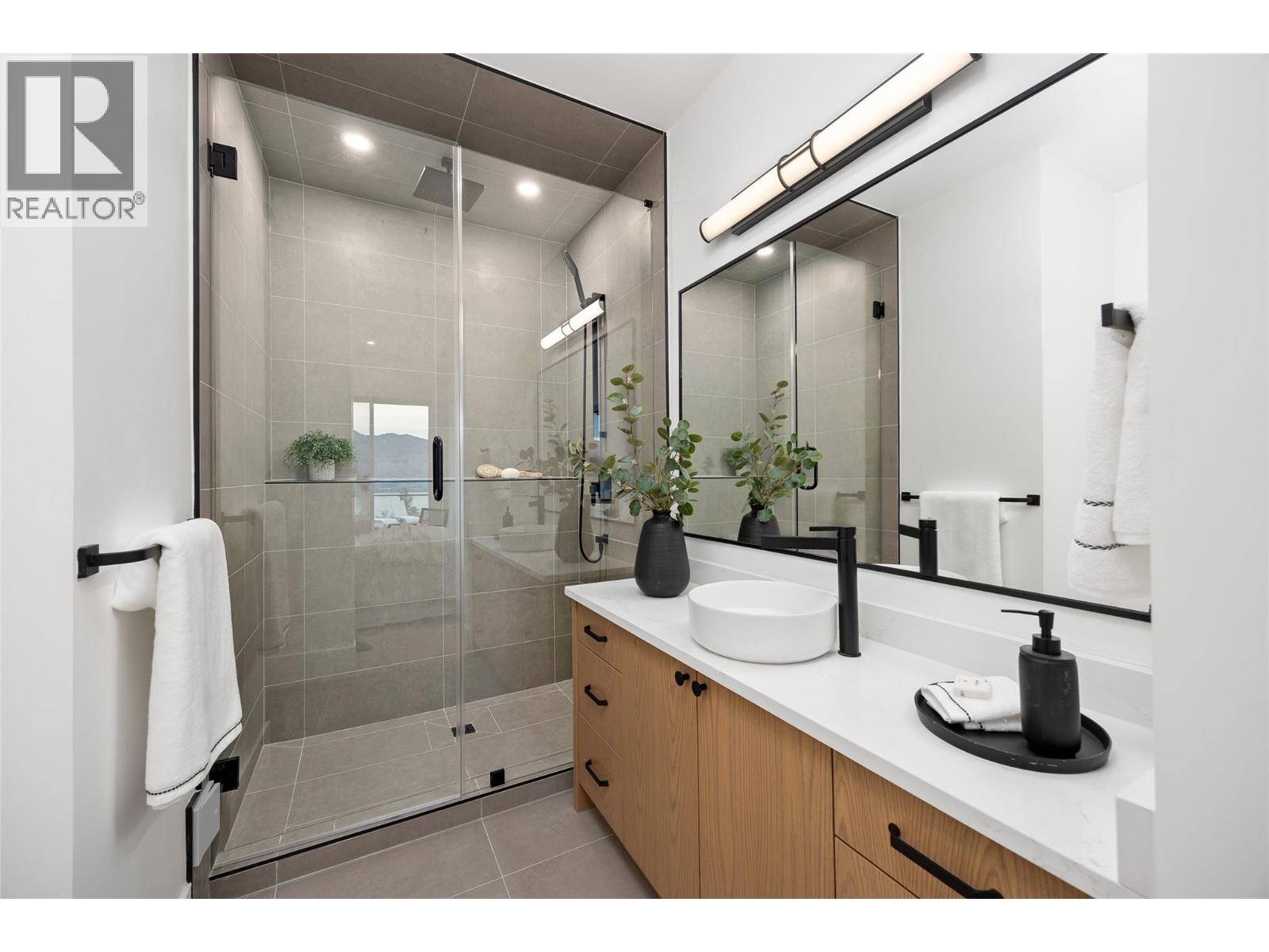  1435 Vineyard Drive, West Kelowna