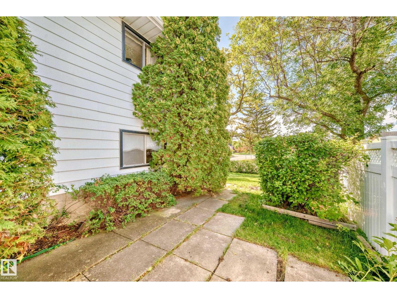 Photo 14 of 1005 Strathcona Dr, Sherwood Park AB