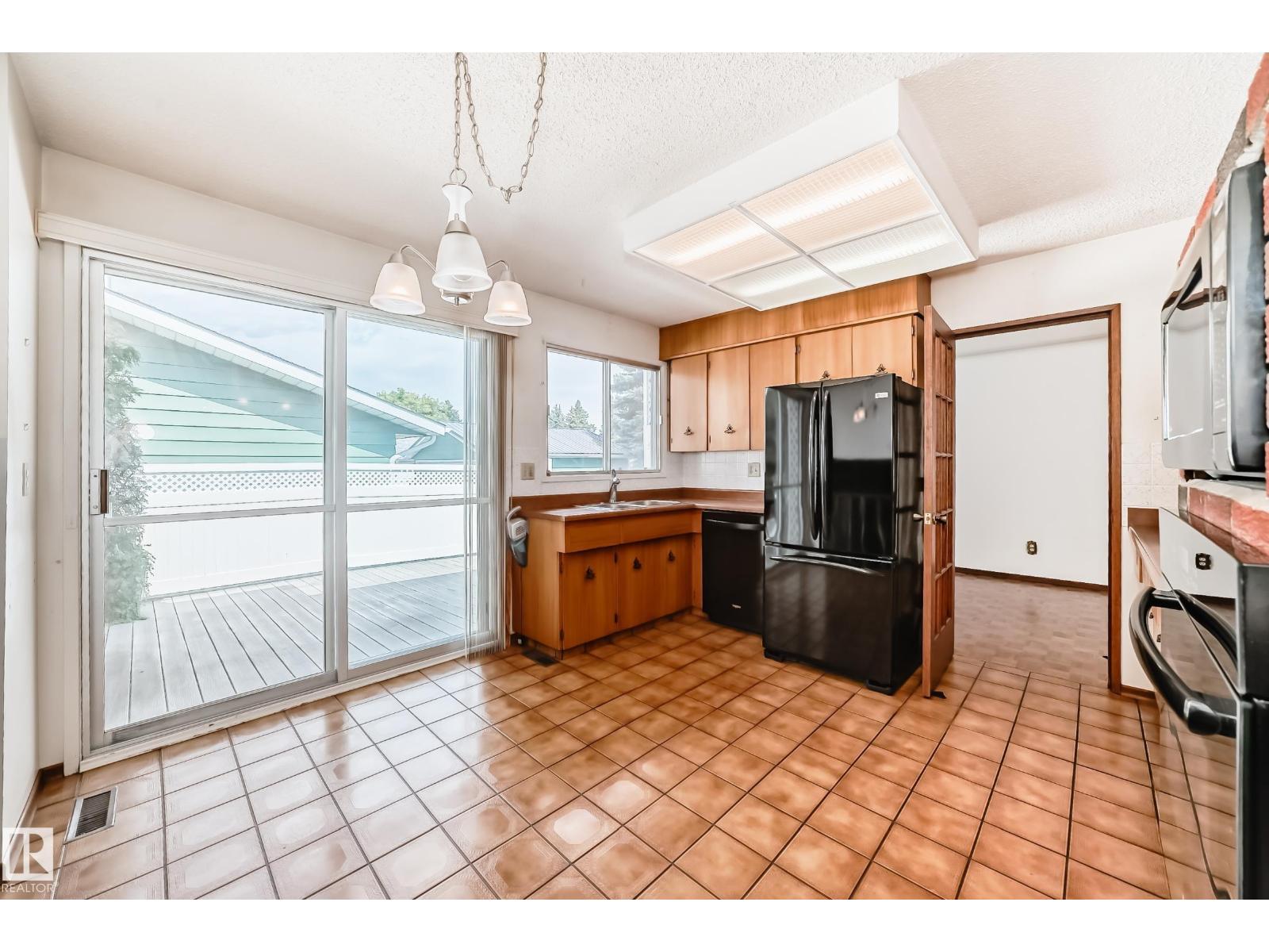 Photo 19 of 1005 Strathcona Dr, Sherwood Park AB