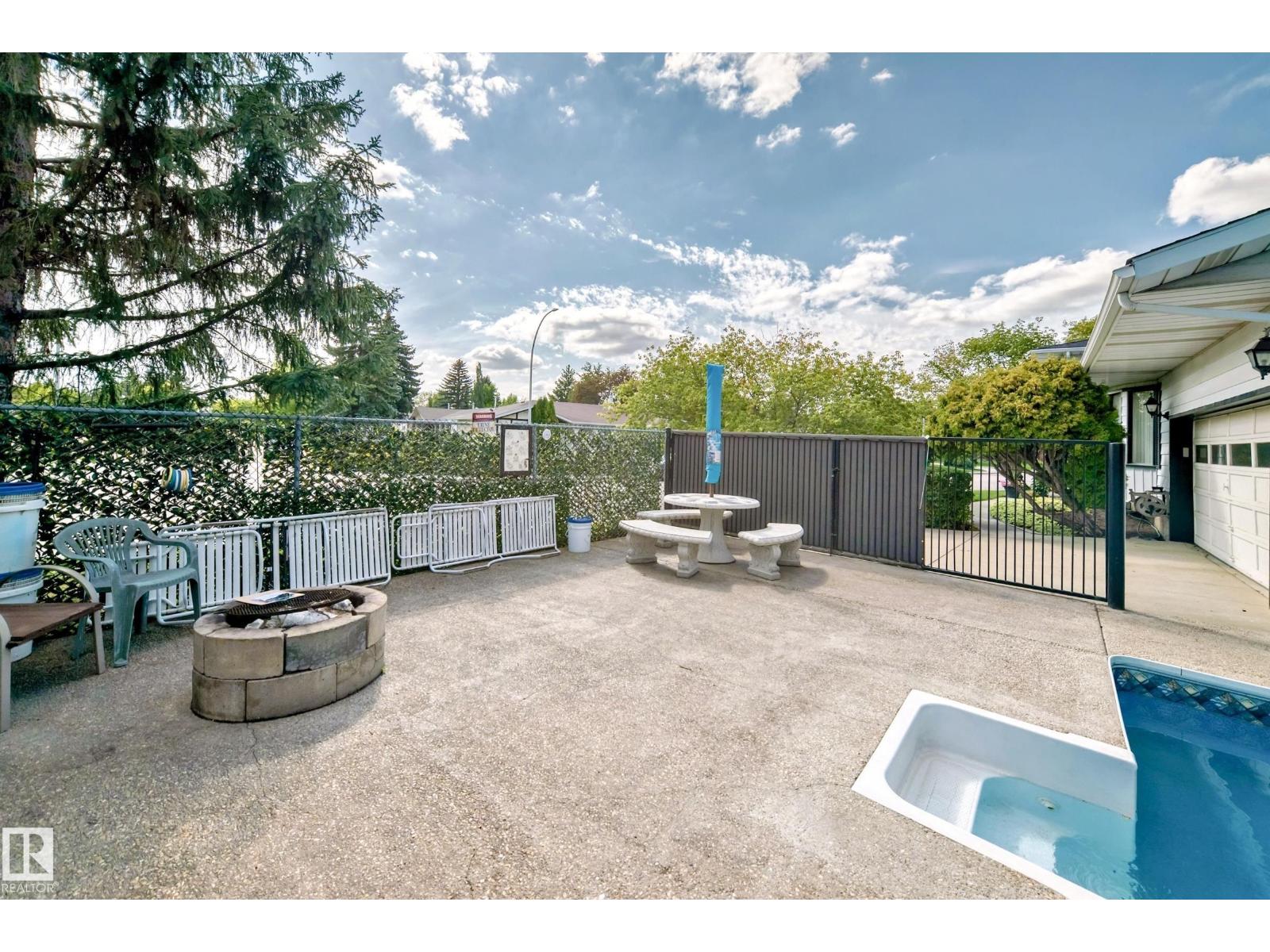 Photo 9 of 1005 Strathcona Dr, Sherwood Park AB
