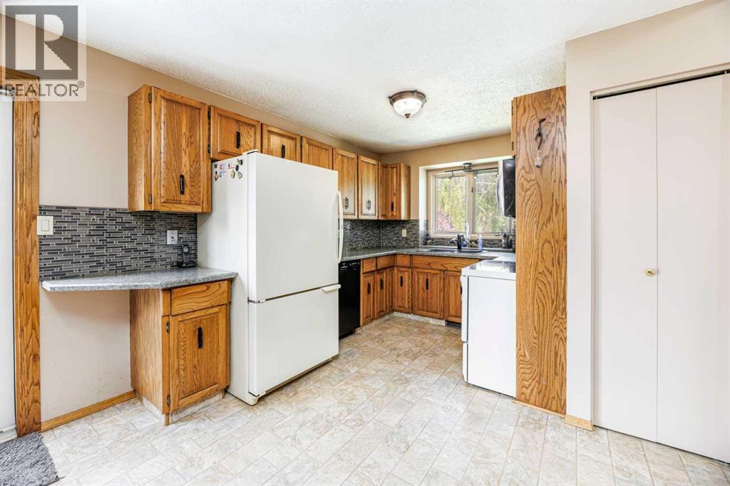 Photo 5 of 24 Caswell Close, Red Deer AB
