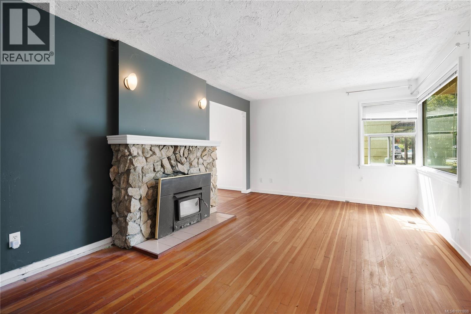Photo 2 of 2553 Empire St, Victoria BC