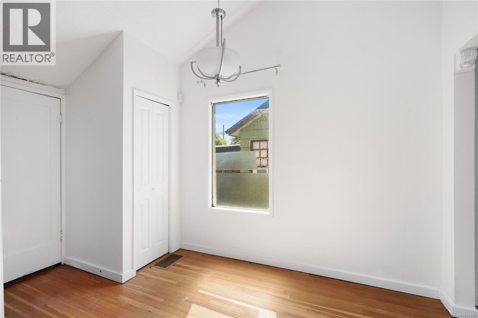 Photo 9 of 2553 Empire St, Victoria BC